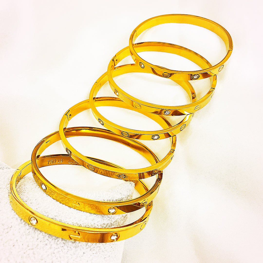 Elowen Wide Screw-Motif Crystal Stainless Steel Bangle – 18K Gold Plated