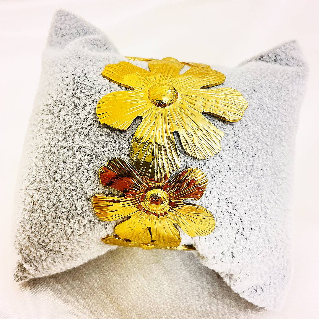 Taviana Flower Pattern Stainless Steel Hand Cuff – 18K Gold Plated