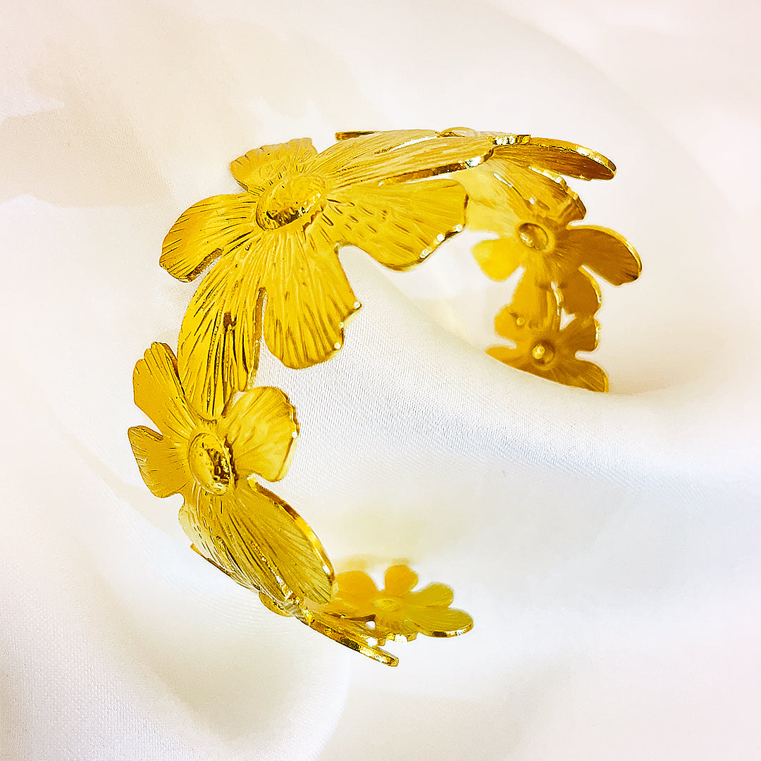 Taviana Flower Pattern Stainless Steel Hand Cuff – 18K Gold Plated
