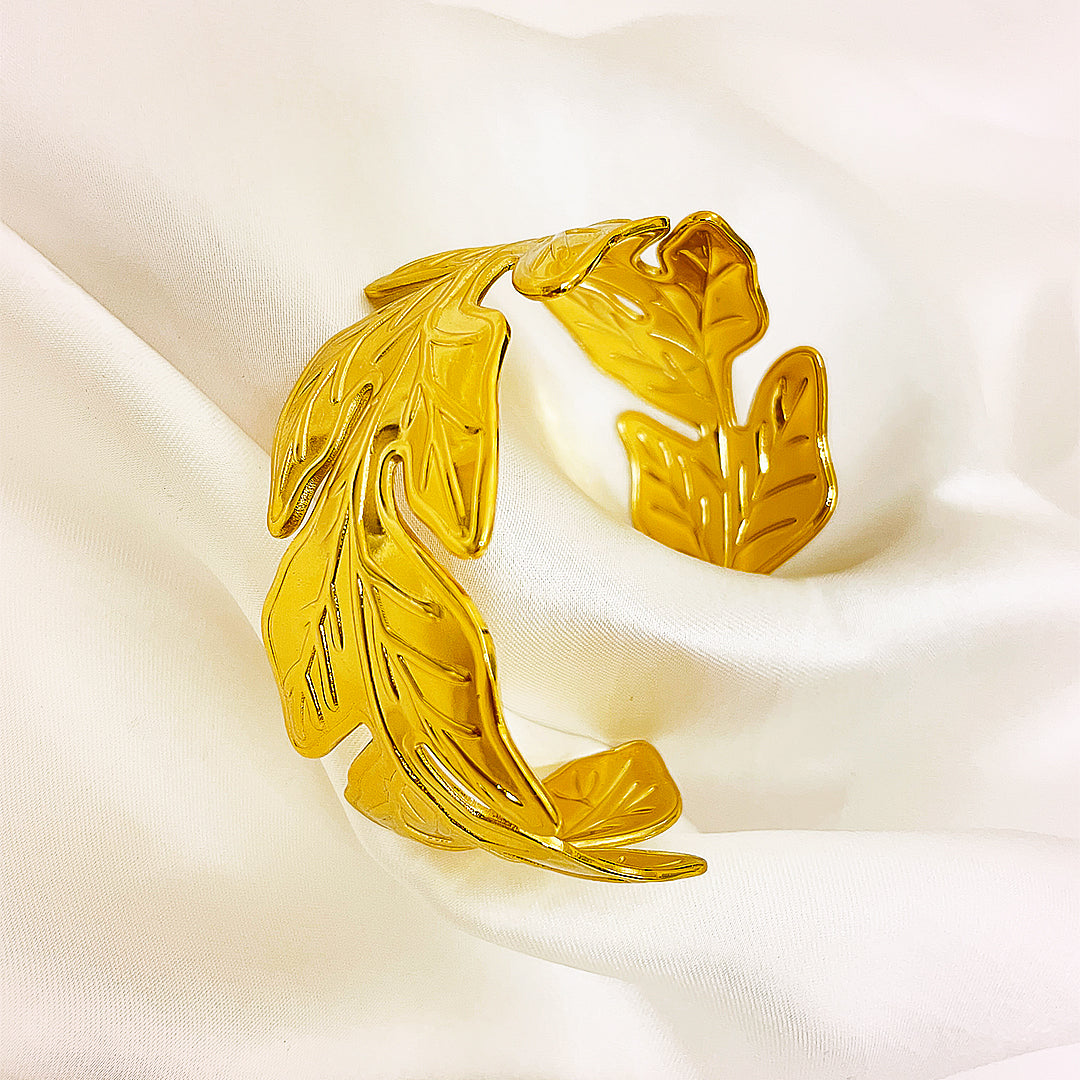 Isoldea Leaf Pattern Stainless Steel Hand Cuff – 18K Gold Plated