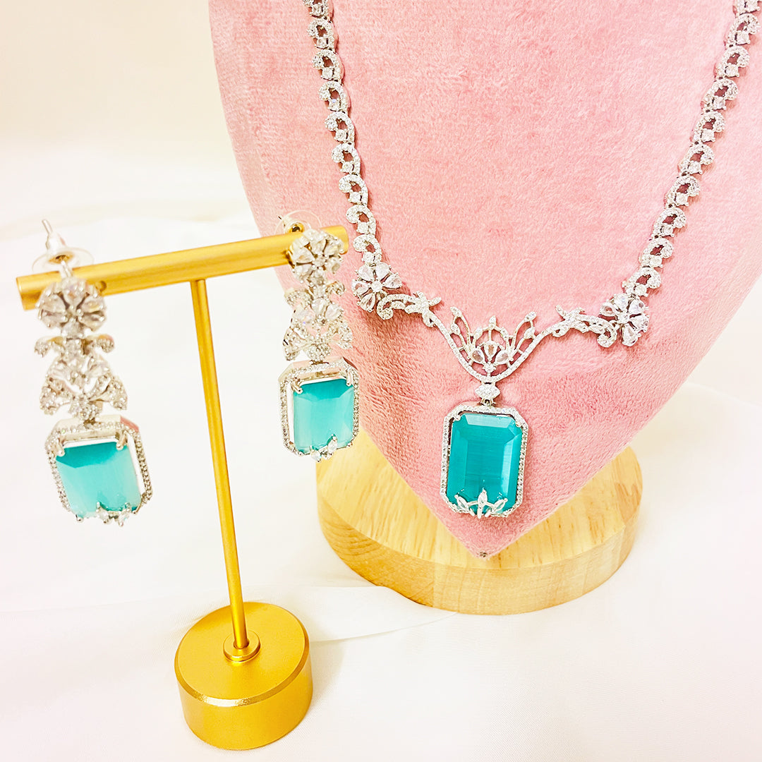 Laila Regal Pendant Necklace Set With Bindiya