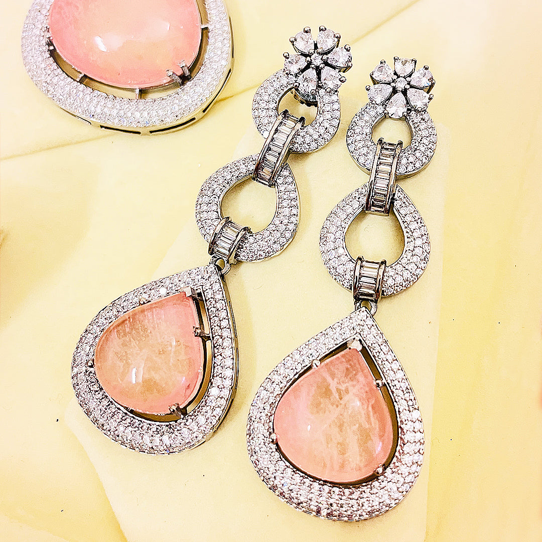 Inaaya Luxe Vintage Teardrop Necklace Set With Bindiya