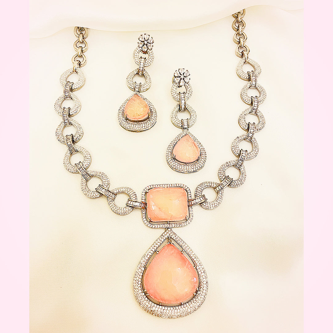 Inaaya Luxe Vintage Teardrop Necklace Set With Bindiya
