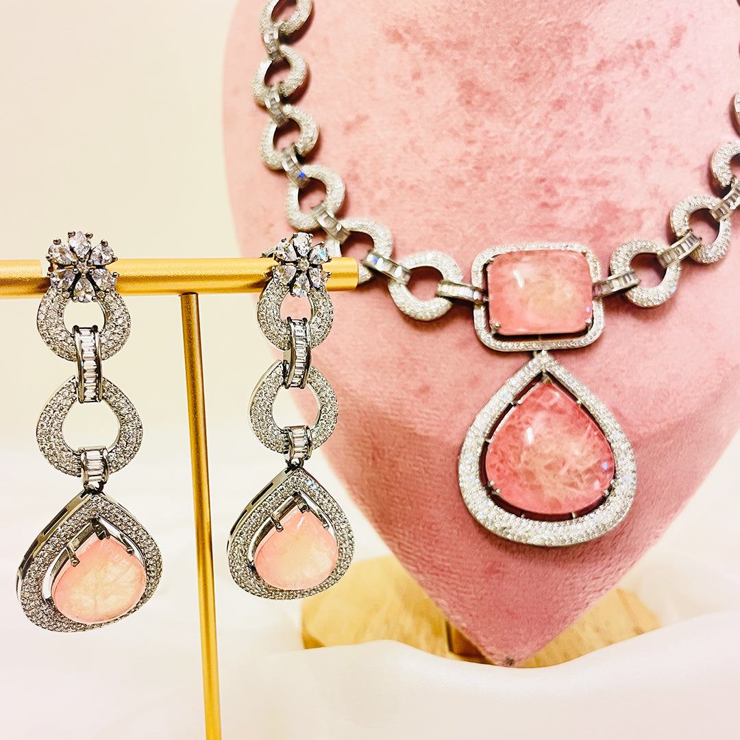 Inaaya Luxe Vintage Teardrop Necklace Set With Bindiya
